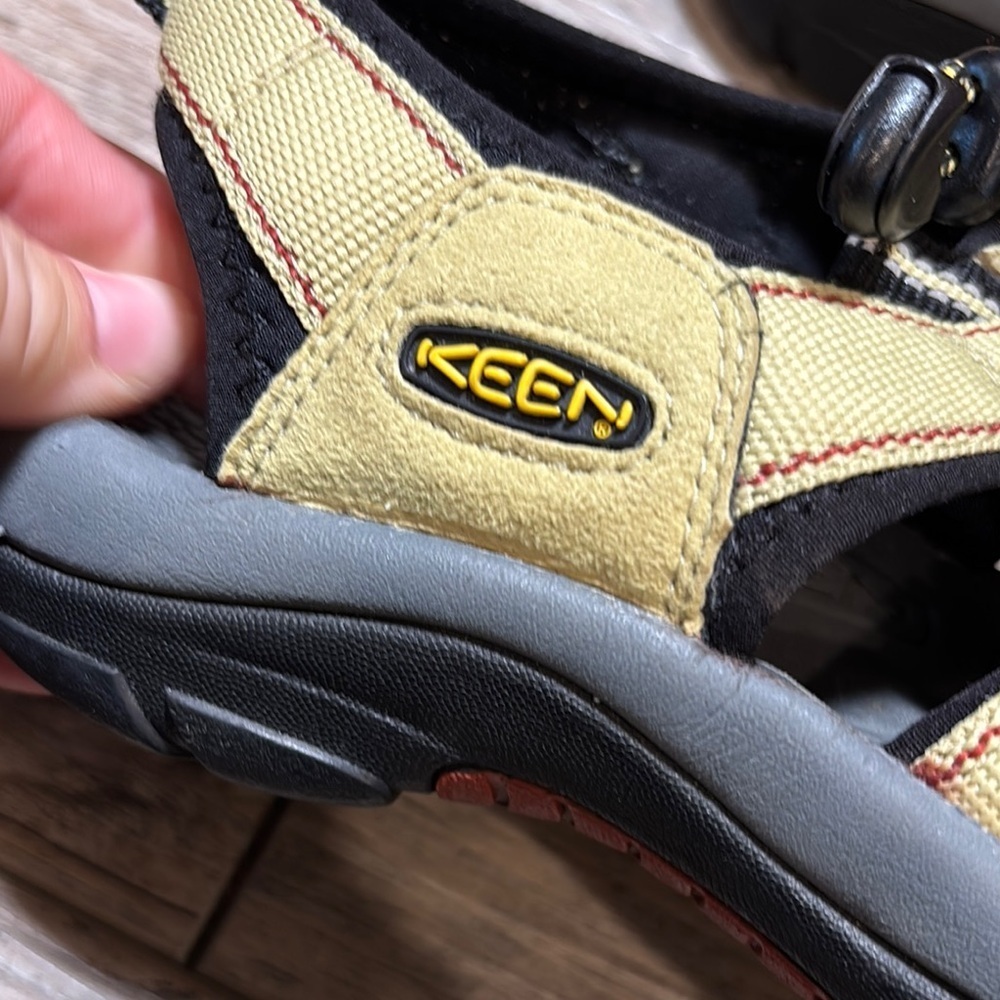 Keen Woman’s Yellow and Black Waterproof Outdoor Hiking Sandals Size 7 - Picture 9 of 10